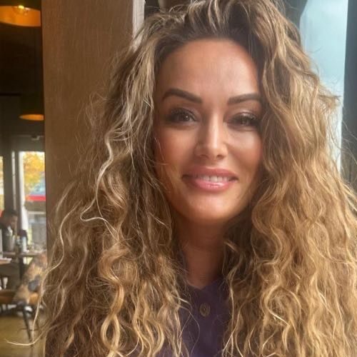 Tulin, ervaren en empathische filler-specialist bij Nouvelle Esthétique in Heerhugowaard, straalt vertrouwen en professionaliteit uit tijdens een ontspannen moment in de salon.